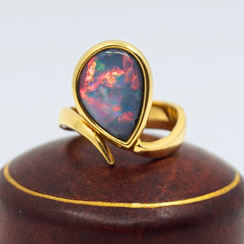 Georg Jensen; Ring in 18k gold set with a large opal Georg Jensen; Ring in 18k gold set with a large opal